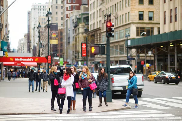 New York March 2015 People Crossing Street Downtown Manhattan — Stock Photo, Image