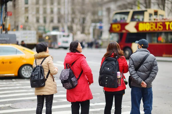 Nova Iorque Março 2015 Pessoas Atravessando Rua Centro Manhattan — Fotografia de Stock