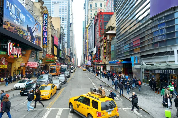 New York Března 2015 Žluté Taxíky Lidé Spěchají Rušných Ulicích — Stock fotografie