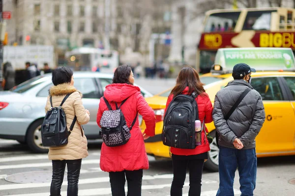 Nova Iorque Março 2015 Pessoas Atravessando Rua Centro Manhattan — Fotografia de Stock