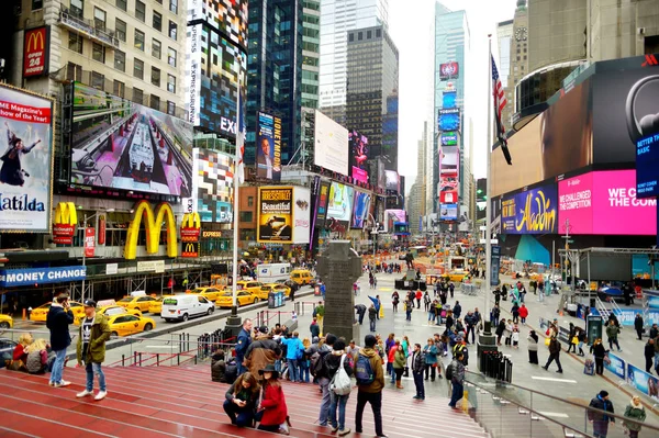 New York Marzo 2015 Taxi Gialli Gente Che Corre Strade — Foto Stock