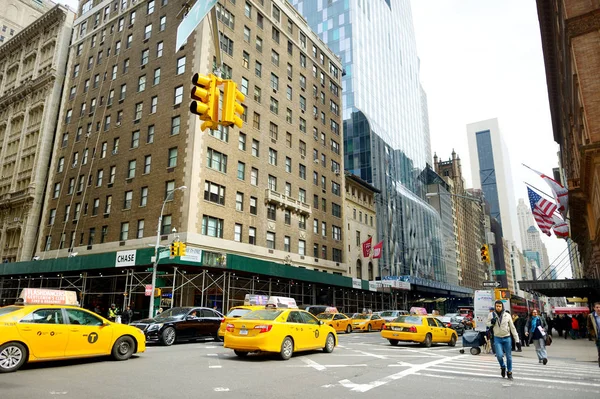 New York Marzo 2015 Taxi Gialli Gente Che Corre Strade — Foto Stock