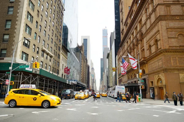 New York - 16 Mart 2015: Sarı taksi taksi ve insanlar meşgul şehir Manhattan sokaklarında acele