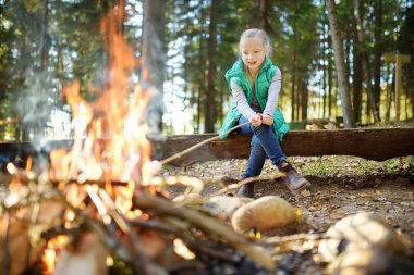 Sevimli kız şenlik ateşinde orman, Stick Marshmallow kavurma