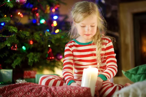 Şöminenin Yanında Rahat Karanlık Oturma Odasında Oynarken Noel Pijama Giymiş — Stok fotoğraf