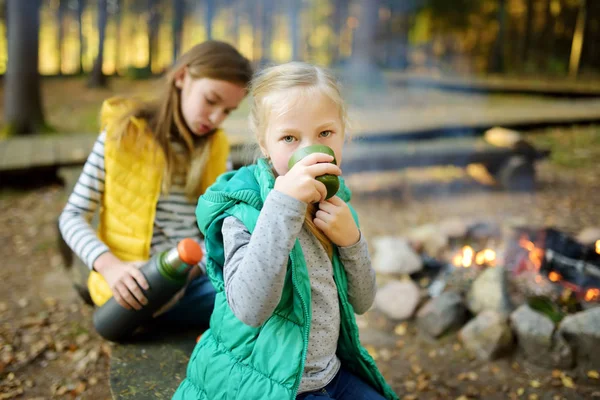 Mignon Preteen Fille Boire Thé Rôtir Guimauves Sur Bâton Feu — Photo