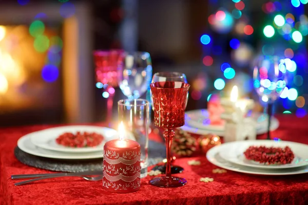 クリスマス パーティーや新年のお祝いを自宅の美しいテーブル設定 — ストック写真