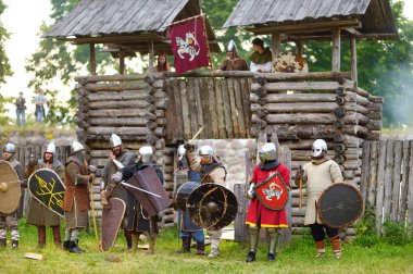 Trakai, Litvanya - 16 Haziran 2018: insanlar yıllık Ortaçağ Festivali tarihi canlandırma sırasında şövalye kostümleri giyen