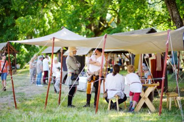 Trakai, Litvanya - 16 Haziran 2018: yıllık Ortaçağ Festivali sırasında ortaçağ kostümleri giyen tarihsel canlandırma eylemciler