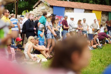Trakai, Litvanya - 16 Haziran 2018: Çocuklar ve yetişkinler üzerinde yıllık Ortaçağ Festivali tarihi canlandırma zevk