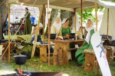 Trakai, Litvanya - 16 Haziran 2018: yıllık Ortaçağ Festivali sırasında ortaçağ kostümleri giyen tarihsel canlandırma eylemciler