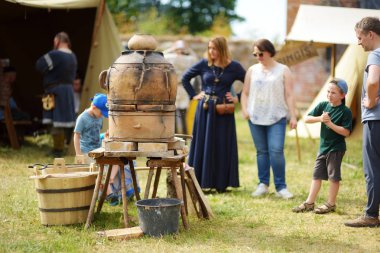 Trakai, Litvanya - 16 Haziran 2018: yıllık Ortaçağ Festivali tarihi canlandırma sırasında eritme fırını arayan kişi