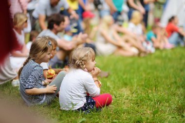 Trakai, Litvanya - 16 Haziran 2018: Çocuklar ve yetişkinler üzerinde yıllık Ortaçağ Festivali tarihi canlandırma zevk