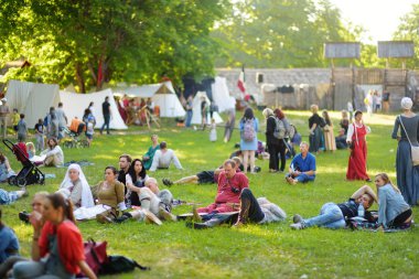 Trakai, Litvanya - 16 Haziran 2018: Çocuklar ve yetişkinler üzerinde yıllık Ortaçağ Festivali tarihi canlandırma zevk