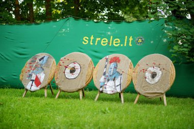Trakai, Litvanya - 16 Haziran 2018: Okçuluk hedefleri ile yıllık Ortaçağ Festivali sıkışmış okları