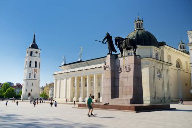 Vilnius, Litvanya - 6 Mayıs 2018: Cathedral Square, Vilnius eski şehrin ana Meydanı