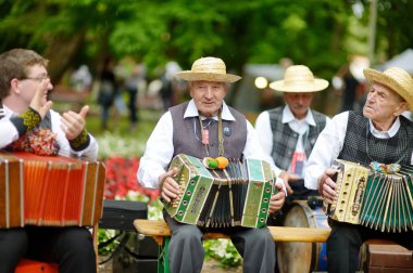 Vilnius, Litvanya - 5 Temmuz 2014: Katılımcılar, Litvanya şarkı dört yılda gerçekleşen Festivali, büyük geleneksel şarkı ve Dans Festivali,