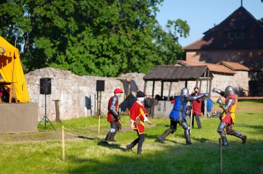 Trakai, Litvanya - 16 Haziran 2018: insanlar yıllık Ortaçağ Festivali tarihi canlandırma sırasında şövalye kostümleri giyen