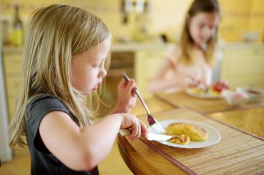 Sevimli küçük kız evde onların kahvaltı keyfi