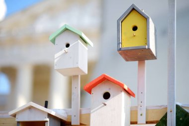 Şirin renkli ahşap iç içe geçmiş kutular Vilnius Paskalya piyasada satılan