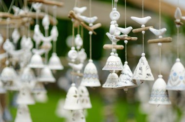 Vilnius Paskalya piyasada satan renkli seramik dekorasyon