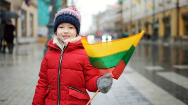 Litvanya bağımsızlık günü kutluyor ve Vilnius, Litvanya Litvanya tricolor bayrak tutan kız