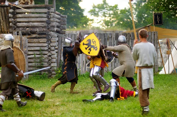 立陶宛特拉凯 2018年6月16日 在一年一度的中世纪音乐节上的历史再现中穿着骑士服装的人们 — 图库照片