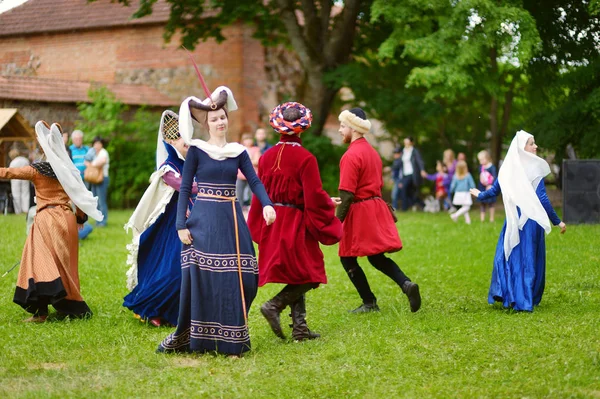 Trakai Litwa Czerwca 2018 Rekonstrukcja Historyczna Działaczy Sobie Średniowieczne Kostiumy — Zdjęcie stockowe