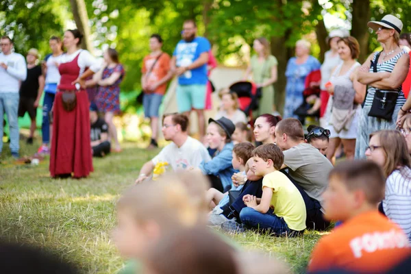 Trakai Lithuania Junio 2018 Niños Adultos Disfrutando Recreación Histórica Festival — Foto de Stock