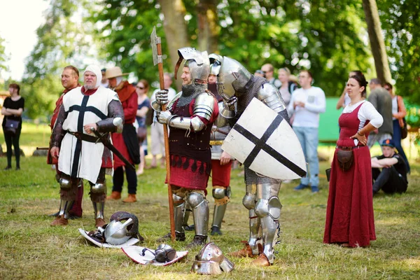 立陶宛特拉凯 2018年6月16日 在一年一度的中世纪音乐节上 穿着骑士服装的人们在历史再现期间打架 — 图库照片