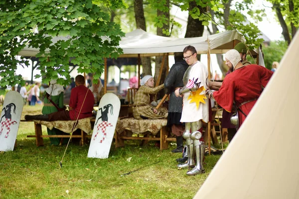 立陶宛特拉凯 2018年6月16日 在一年一度的中世纪音乐节上 穿着骑士服装的人们在历史再现期间打架 — 图库照片