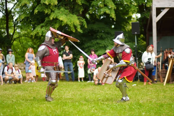 立陶宛特拉凯 2018年6月16日 在一年一度的中世纪音乐节上的历史再现中穿着骑士服装的人们 — 图库照片