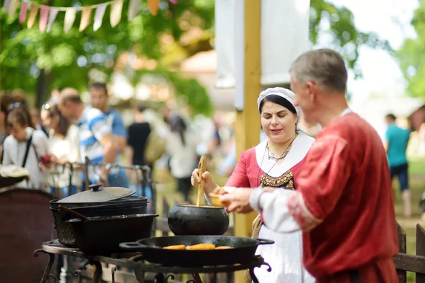 Trakai Lituania Junio 2018 Activistas Recreación Histórica Preparan Comida Sobre — Foto de Stock