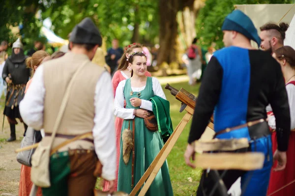 立陶宛特拉凯 2018年6月16日 在一年一度的中世纪音乐节上穿着中世纪服装的历史再现活动人士 — 图库照片