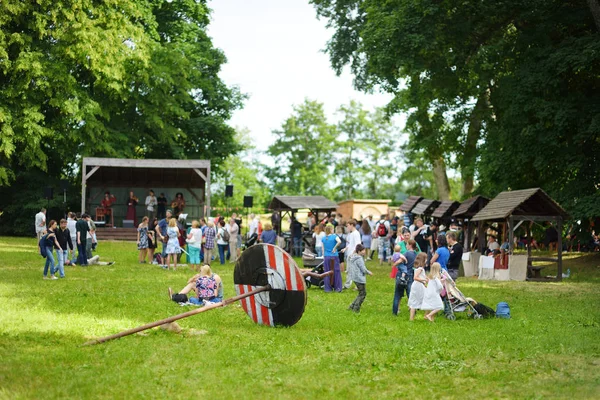 Trakai Lithuania Junio 2018 Niños Adultos Disfrutando Recreación Histórica Festival — Foto de Stock