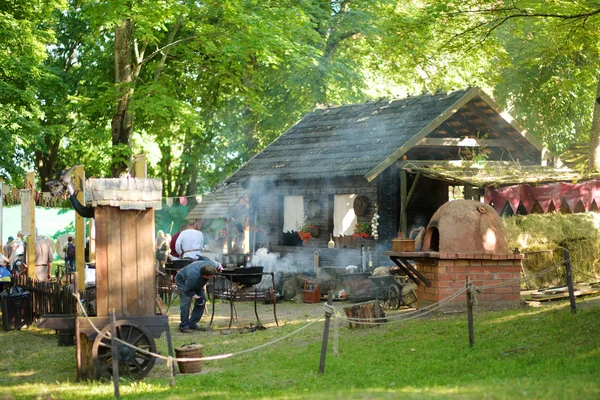 Trakai Λιθουανία Ιουνίου 2018 Ιστορική Αναπαράσταση Ακτιβιστές Προετοιμασία Τροφίμων Πάνω — Φωτογραφία Αρχείου