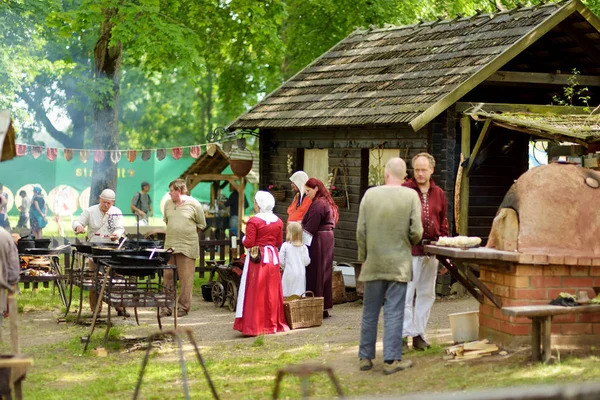 Trakai Lituania Junio 2018 Activistas Recreación Histórica Preparan Comida Sobre — Foto de Stock