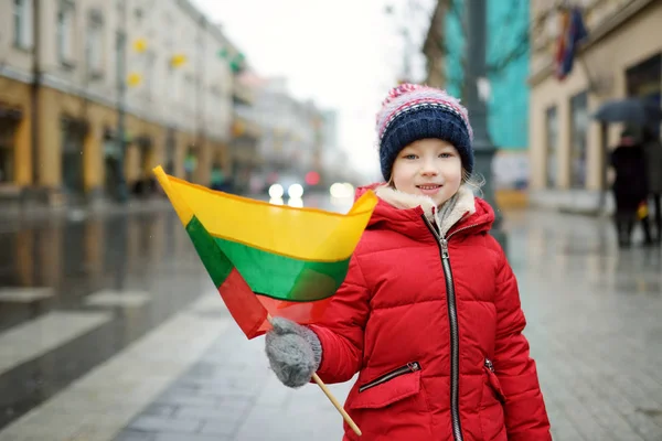 Κορίτσι Γιορτάζει Την Ημέρα Της Λιθουανικής Ανεξαρτησίας Και Κρατώντας Τρίχρωμη — Φωτογραφία Αρχείου