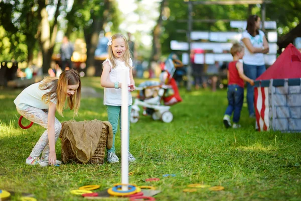 Děti Hrají Ring Toss Hru Během Každoroční Středověký Festival Která — Stock fotografie