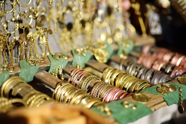 Χαλκού Braceles Και Κολιέ Πωλείται Στο Στάβλο Αγοράς Κατά Ετήσιο — Φωτογραφία Αρχείου