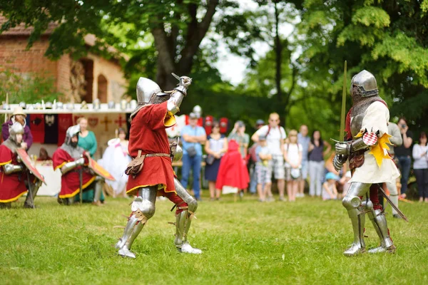 Gente Que Usa Trajes Caballero Lucha Durante Recreación Histórica Festival — Foto de Stock