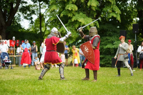 在一年一度的中世纪音乐节上 穿着骑士服装的人们在历史再现中打架 — 图库照片