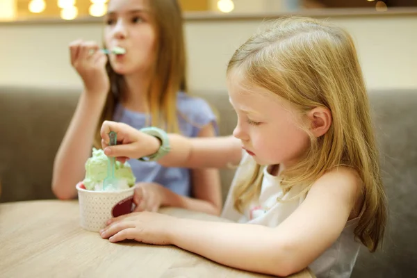 Ragazze Carine Mangiare Gustoso Gelato Fresco Chiuso Bambini Che Mangiano — Foto Stock