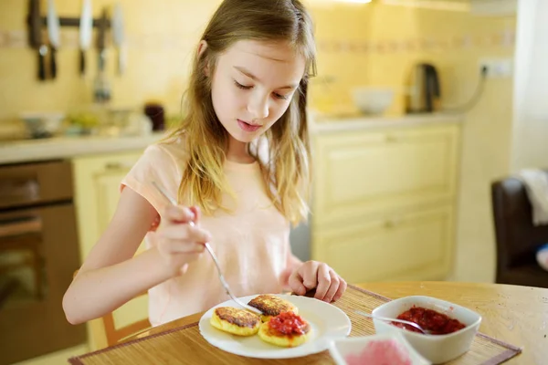 Sevimli Küçük Kız Evde Onun Kahvaltı Keyfi — Stok fotoğraf