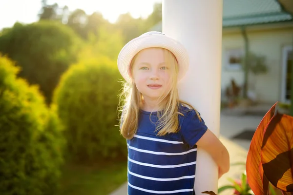 Menina Bonito Usando Chapéu Palha Divertindo Quintal Noite Verão Ensolarado — Fotografia de Stock