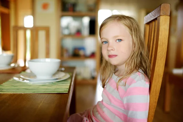 Милая Маленькая Девочка Ест Суп Уютной Столовой — стоковое фото