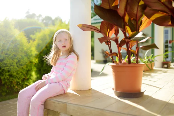 Söt Liten Flicka Att Roligt Bakgården Solig Sommarkväll — Stockfoto