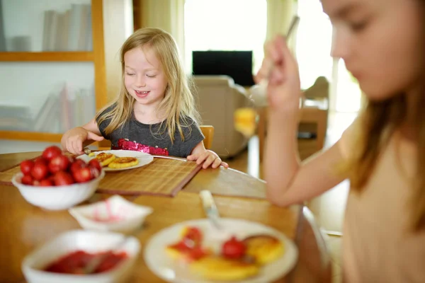 Sevimli Küçük Kız Evde Onların Kahvaltı Keyfi — Stok fotoğraf