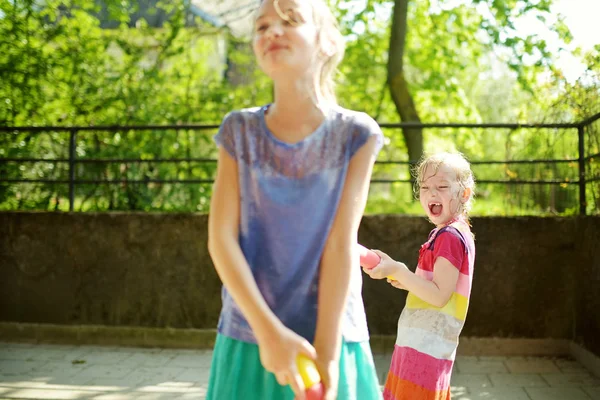 Adorable Little Girls Playing Water Guns Hot Summer Day — Stock Photo, Image