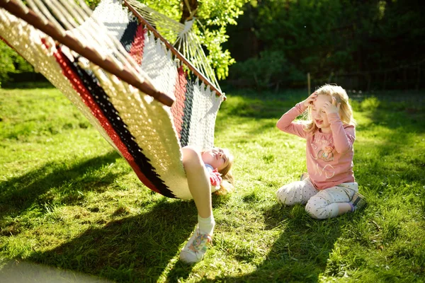 Söta Små Systrar Kul Hängmatta Vacker Sommardag — Stockfoto